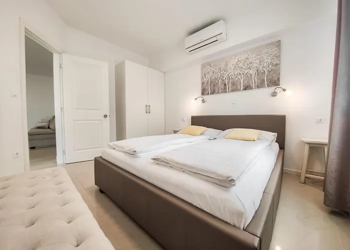 Lägenhet With Parking Space - 20700